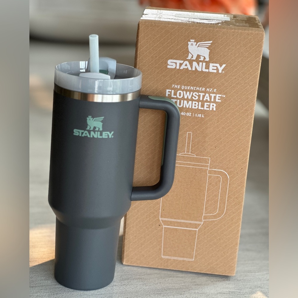Stanley 40 oz Flowstate Tumbler Charcoal